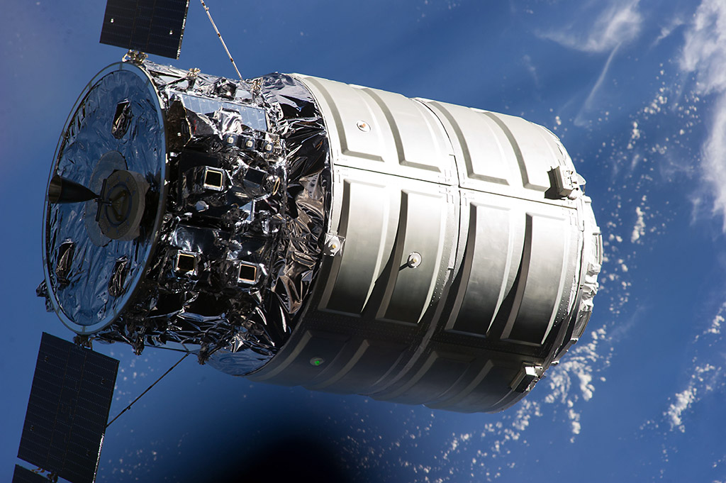 Грузовой космический корабль «Сигнес» (на фото – первый экземпляр), снятый космонавтом через иллюминатор МКС