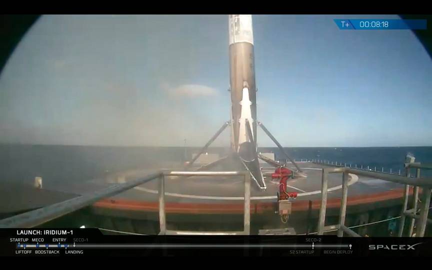 Посадка многоразовой I ступени ракеты-носителя «Фалкон-9» на морскую платформу после запуска спутников «Иридиум» 14 января 2017 г.