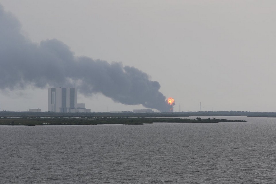 Пожар на стартовой комплексе SLC-40 после взрыв ракеты «Фалкон-9» 