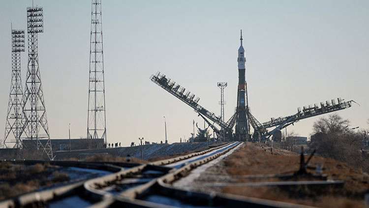 Ракета-носитель «Союз-ФГ» с космическим кораблем «Союз ТМА-19М» установлена на стартовую позицию