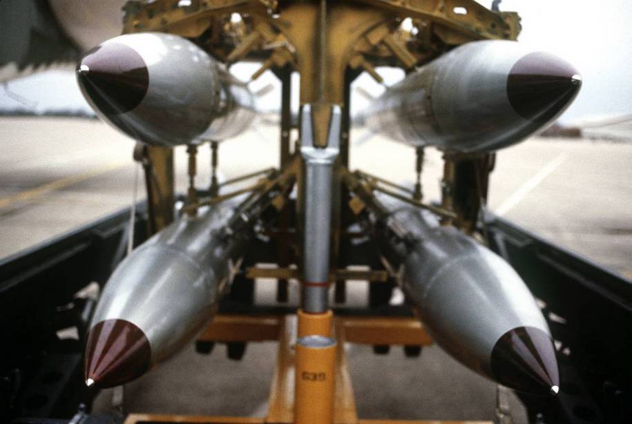 Тележка с термоядерными бомбами В61, подготовленными к подвеске на стратегический бомбардировщик ВВС США В-52