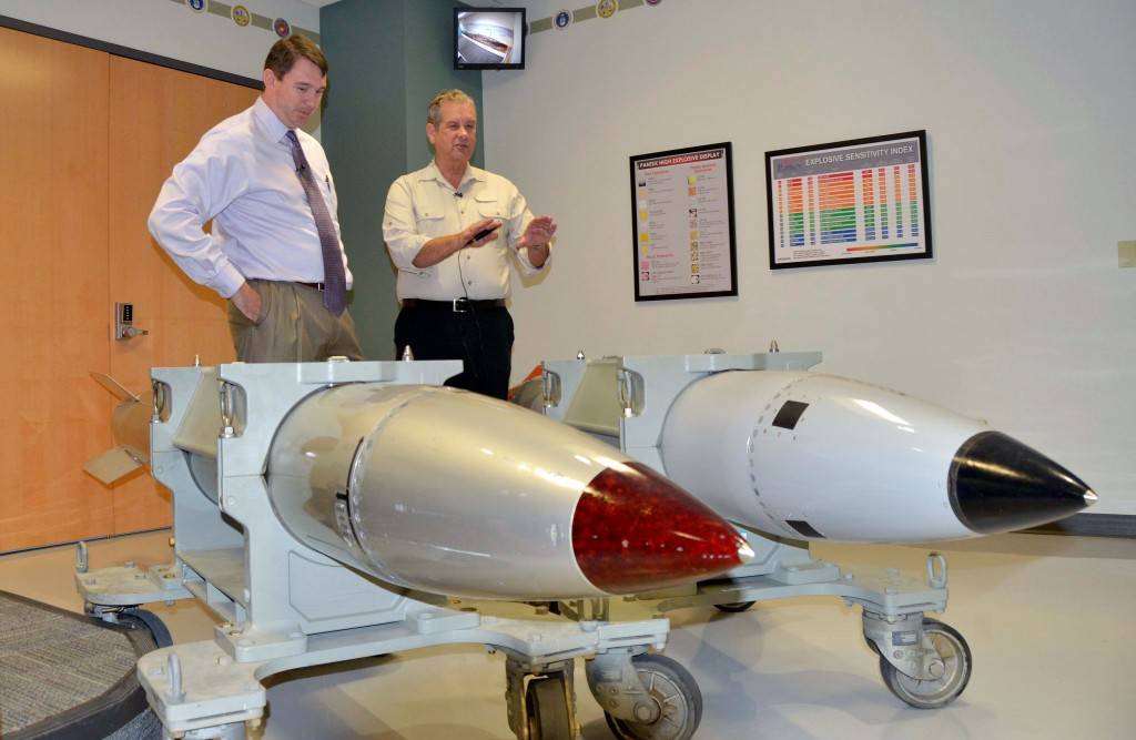 Один из руководителей Национальной лаборатории «Сандия» Бред Босуэлл (слева) и корреспондент телеканала Аль-Джазира Джами МакИнтир рассматривают макеты ядерных бомб: слева старая В61-4, а справа новая В61-12