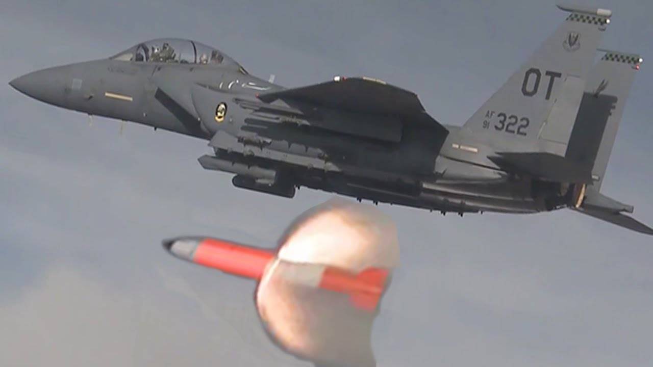 Испытательный сброс управляемой ядерной бомбы В61-12 в инертном исполнении с самолета F-15E «Страйк Игл». Момент срабатывания ракетной системы для вывода бомбы на траекторию падения и ее стабилизации вращением