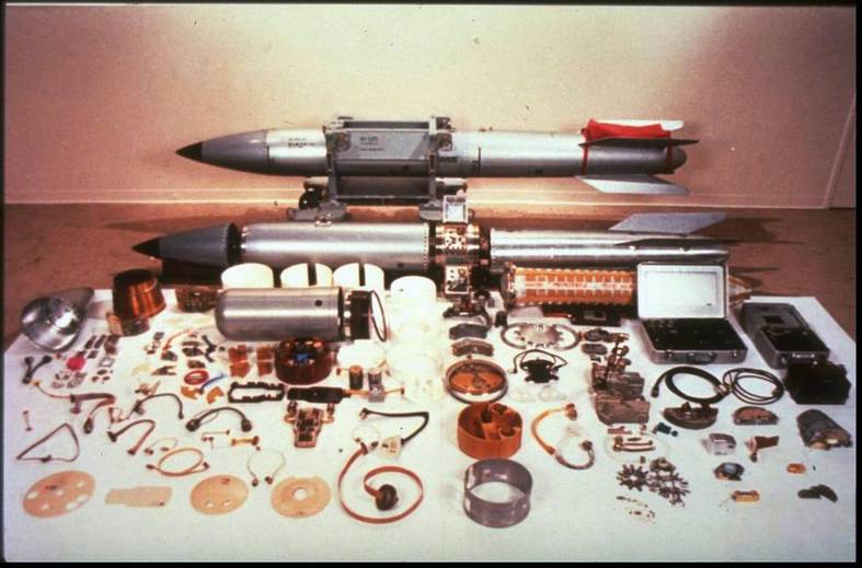 Входящая в состав вооружения стратегического бомбардировщика В-2А термоядерная бомба В61-7 и ее составные части