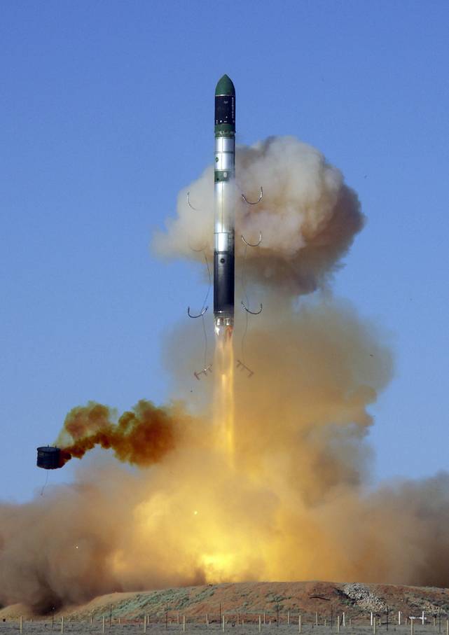 Старт космического носителя «Днепр», переоборудованной баллистической ракеты из шахтной пусковой установки