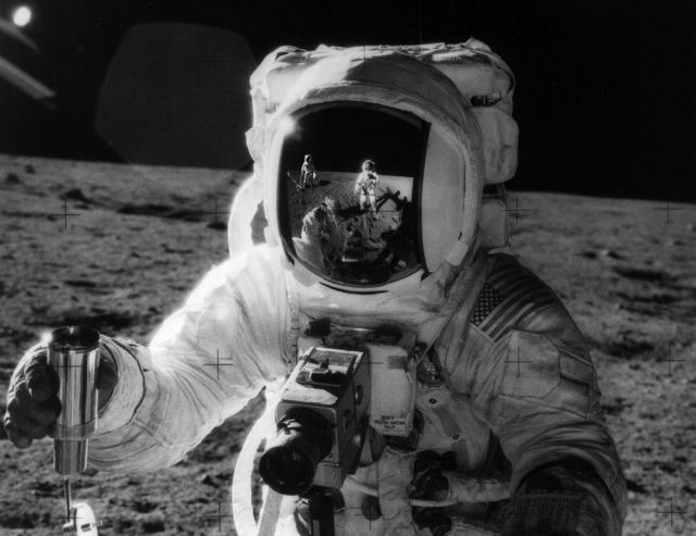 Фотоаппарат Hasselblad 500 встроен в скафандр астронавта