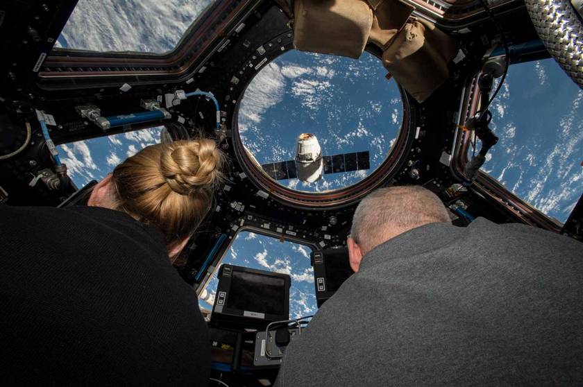 Запуск новых ракет-носителей американской компании SpaceX с экипажем на борту чреват возникновение опасной ситуации и противоречит технике безопасности пилотируемых полетов в космос, которые действуют более 50 лет