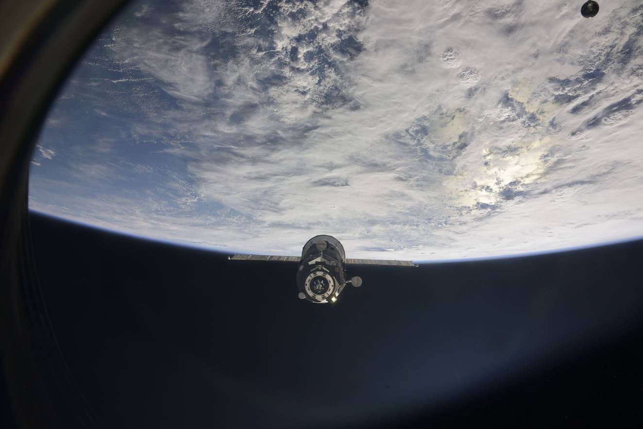 Так виден грузовой космический корабль «Прогресс МС» из иллюминатора Международной космической станции