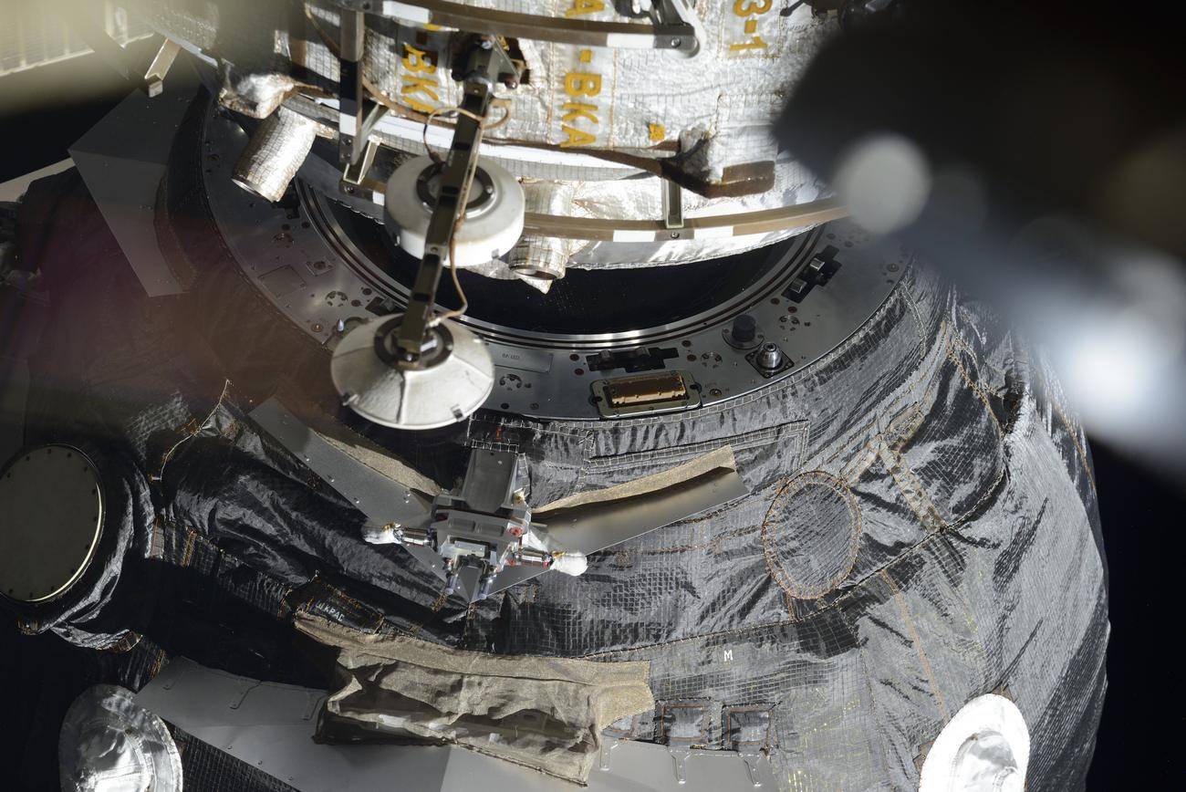 Последний момент стыковки грузового космического корабля «Прогресс МС-01» (первого в новой серии) к МКС 