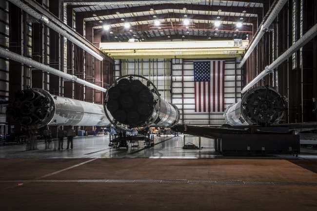 Falcon 9 после приземления в ангаре 