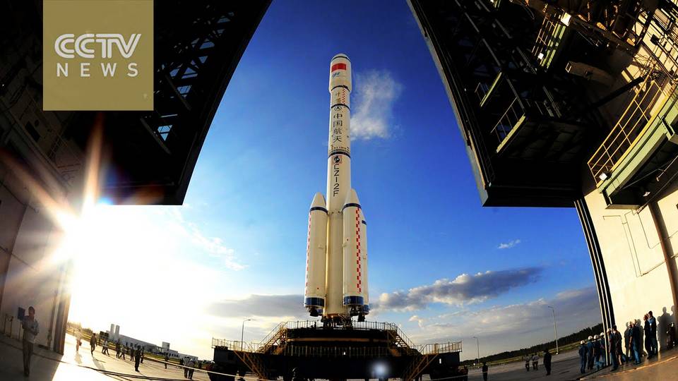 Ракету-носитель «Великий Поход 2Ф» с пилотируемой станцией «Небесный Дворец 2» вывозят на стартовую позицию – 16 сентября 2016 г.