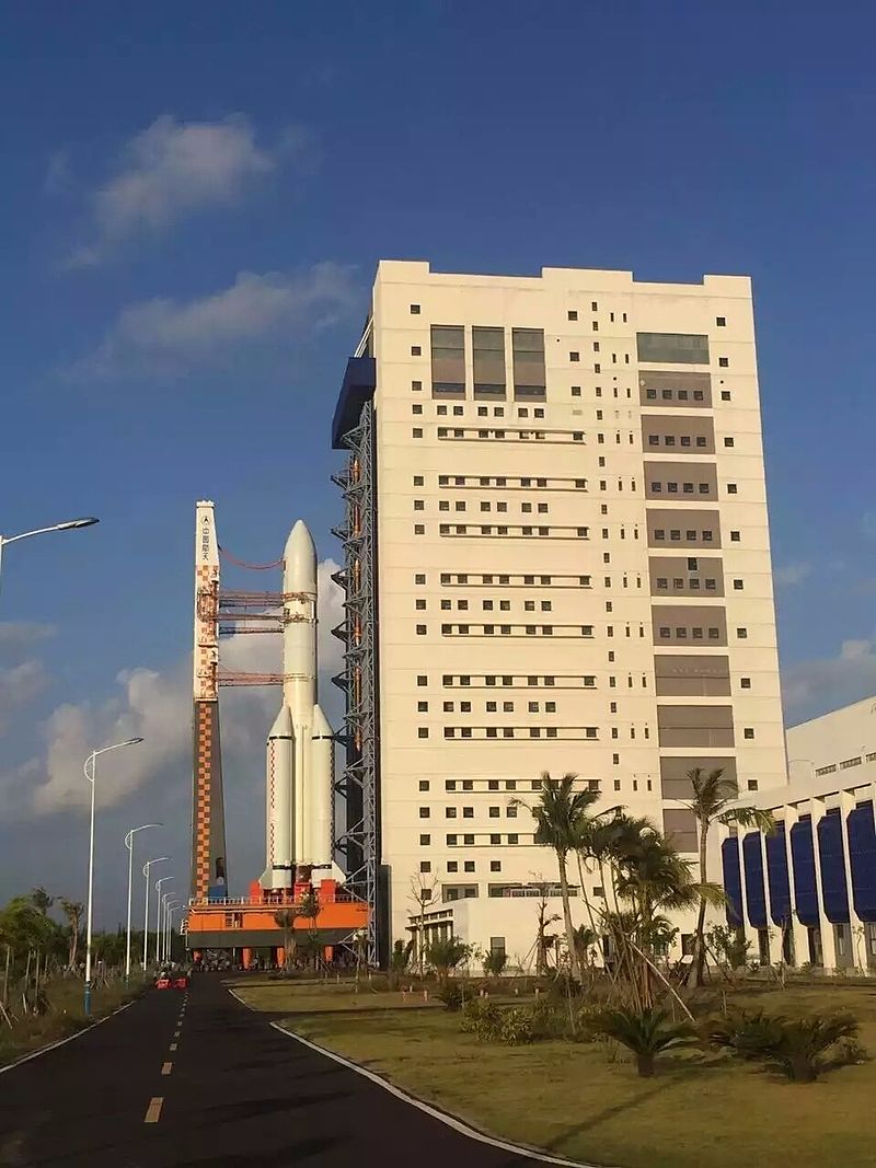 Технологический экземпляр тяжелой ракеты-носителя «Великий Поход 5» («Чанчжен 5») вывозят на стартовый комплекс для наземной стендовой отработки