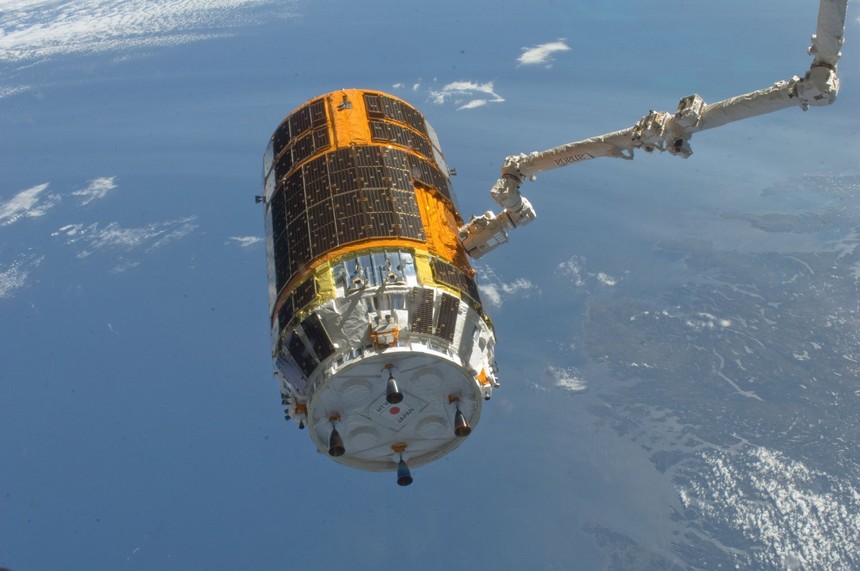 Отстыковка беспилотного грузового космического корабля H-II Transfer Vehicle «Конотори-6» от модуля МКС «Гармония» с помощью манипулятора «Канадарм-2» 28 января 2017 г.