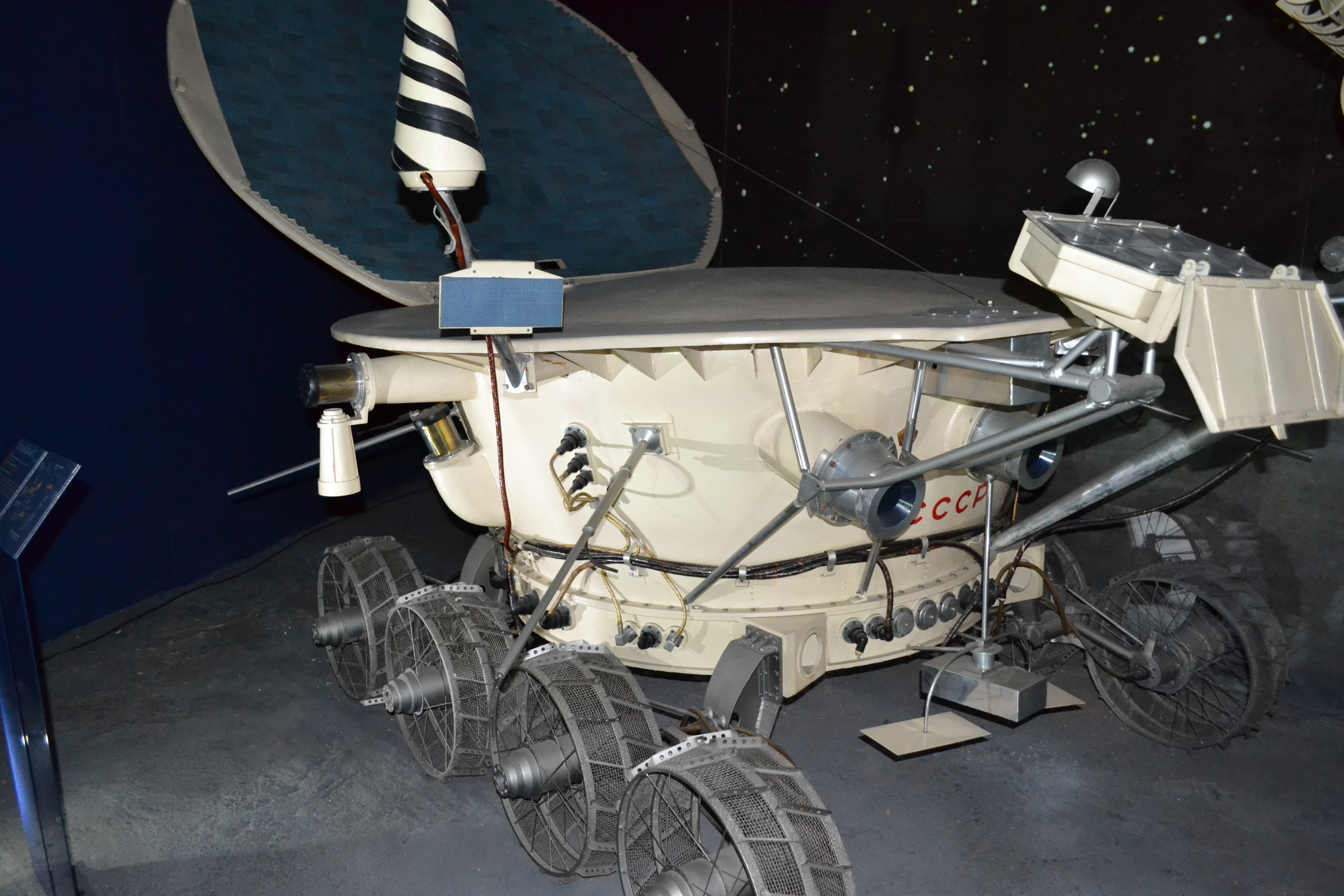Полноразмерный технологический макет автоматического самоходного аппарата «Луноход-1» в экспозиции Музея авиации и космонавтики в  Ле Бурже 