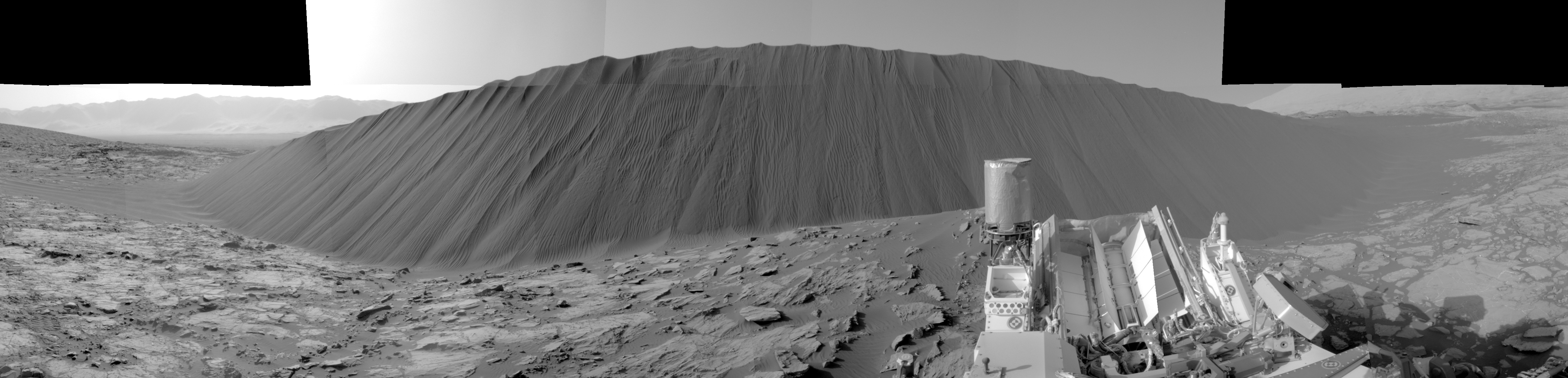 Дюна Намиб и гора Шарп на снимках, сделанных американским марсоходом «Курьозити»