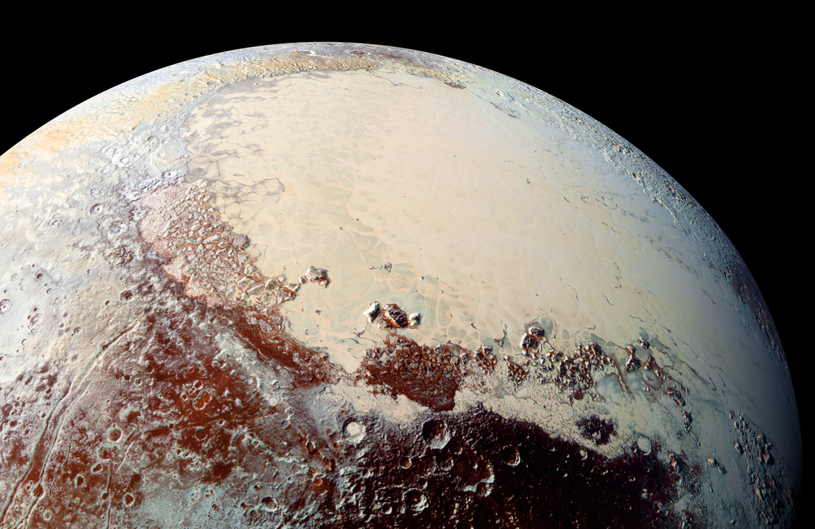 Плутон крупным планом – изображение с камеры Ralph/Multispectral Visual Imaging Camera (MVIC) в синей и красной видимых, а также в инфракрасной части спектра совмещены 
