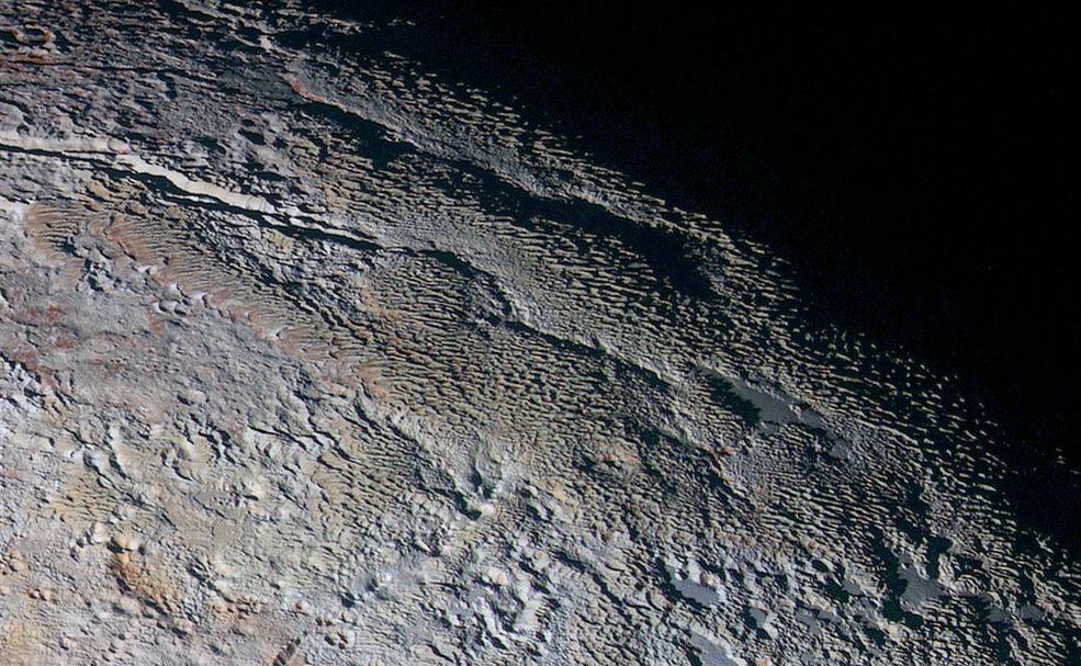 Это фото поверхности Плутона с борта АМС «Новые горизонты»  дает достаточно четкое представление о местном рельефе