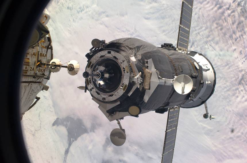Стыковка грузового космического корабля «Прогресс М-21М» с станции МКС с помощью системы «Курс-НА»