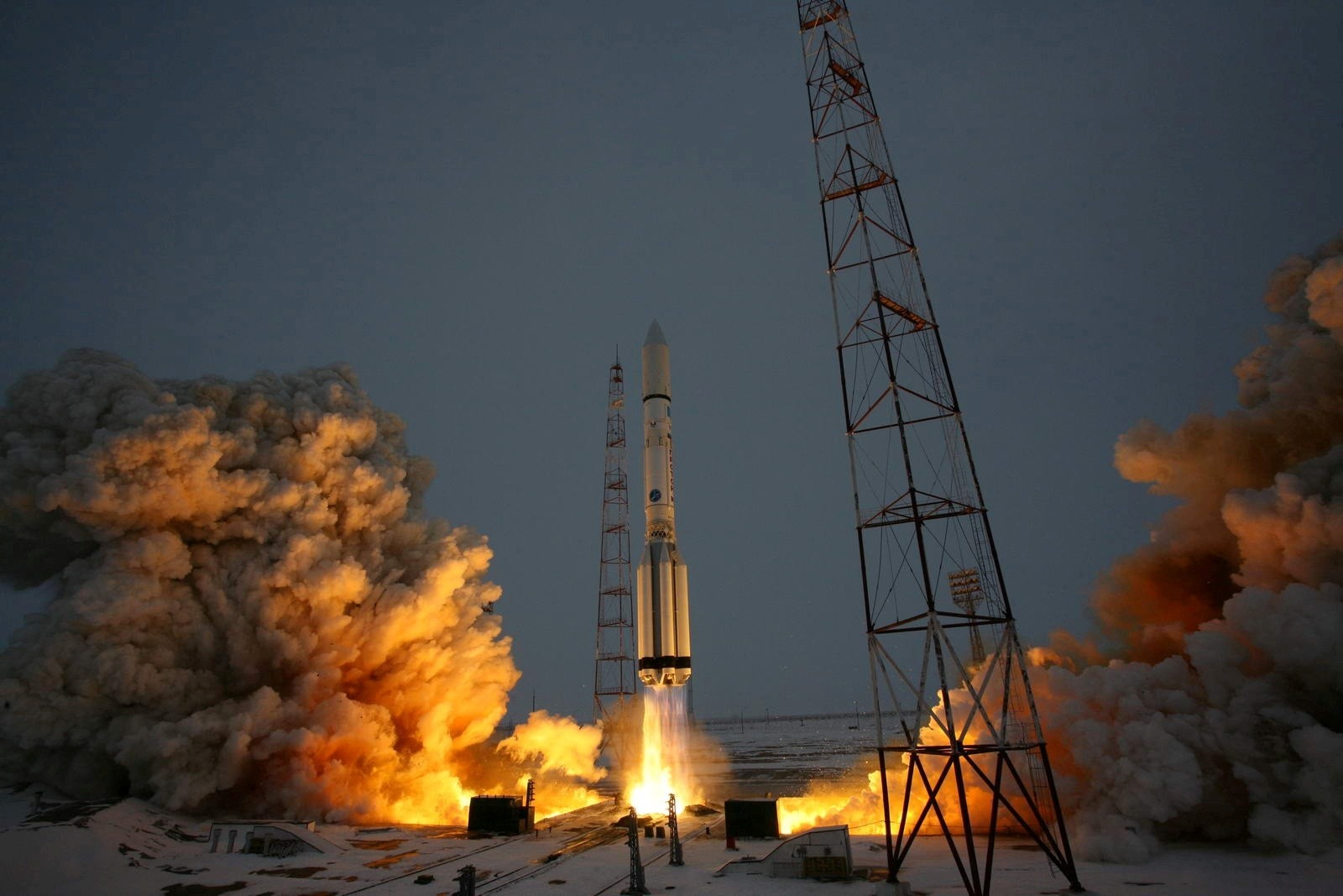 Ракета-носитель «Протон», задействованная во многих международных космических программах, также может использовать импортные компоненты горючего – производные гидразина