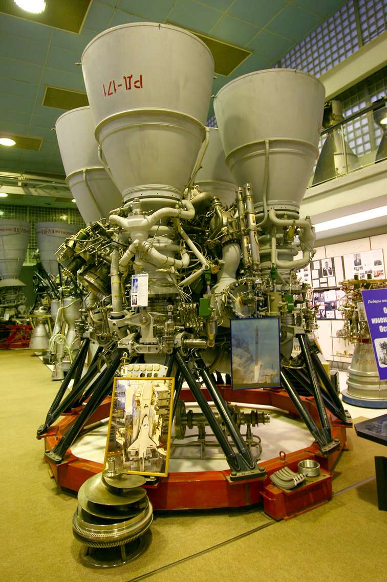 Особо мощный четырехкамерный жидкостный ракетный двигатель РД-171 конструкции НПО «Энергомаш», который планируется использовать в новом российском сверхтяжелом носителе