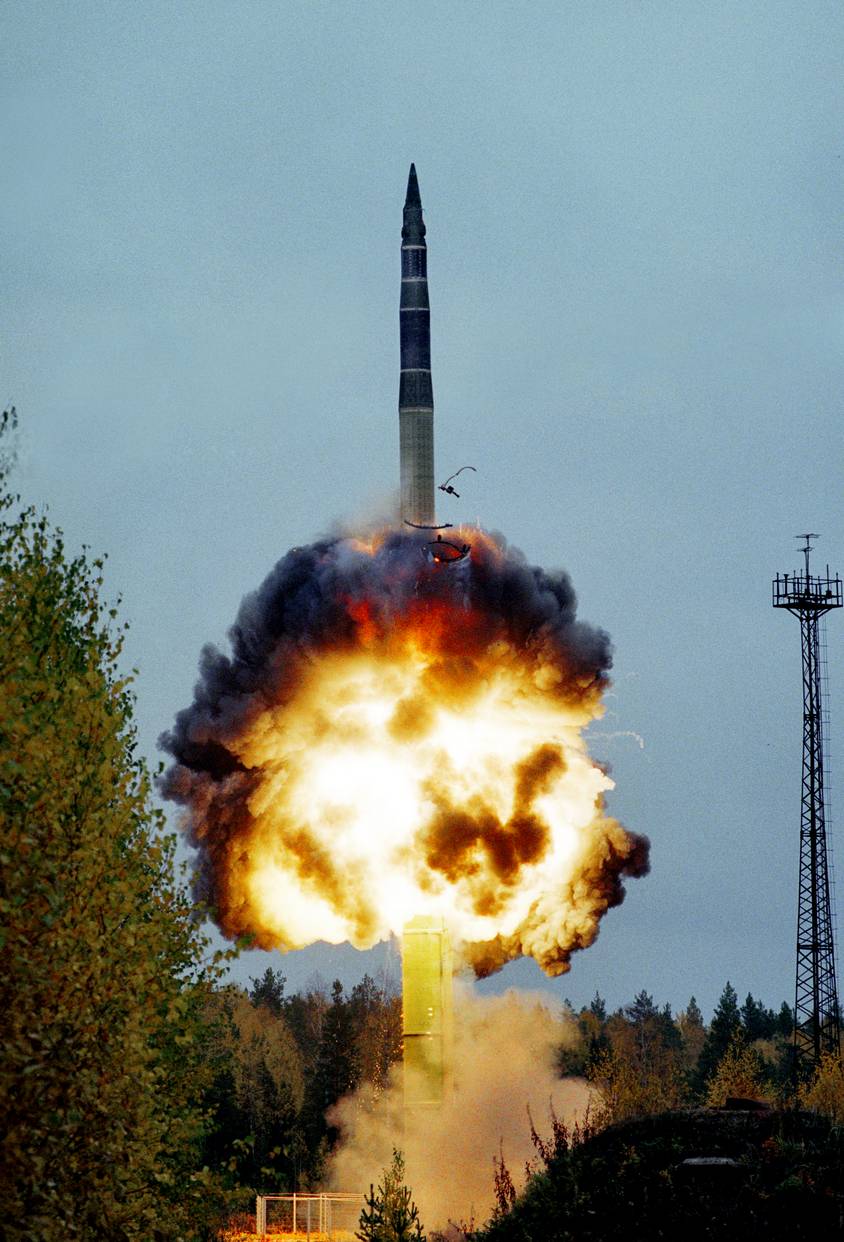 Очередной пуск межконтинентальной баллистической ракеты РТ-2ПМ (15Ж58) подвижного грунтового комплекса РС-12М «Тополь» на полигоне Плесецк