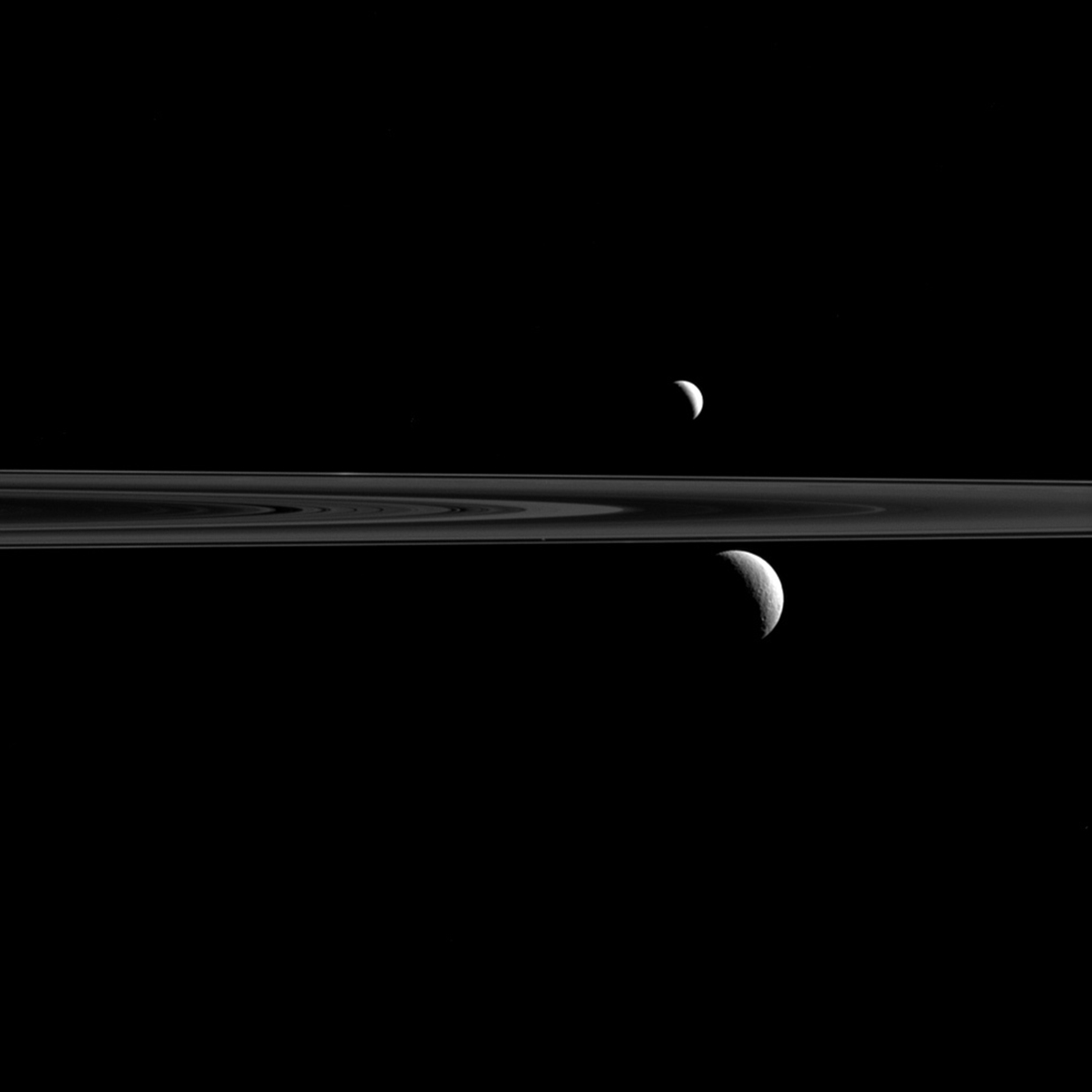 Спутники Сатурна Энцелад (над кольцом), Рея (под ним) и Атлас (маленькая светлая точка в «щели» над тонким внешним кольцом F)