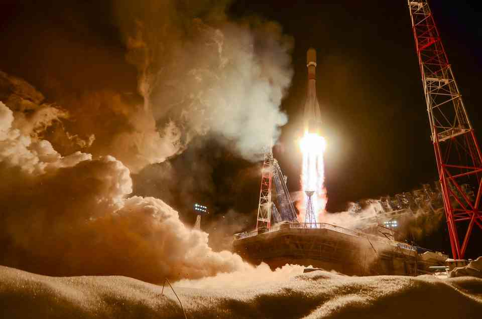 Первая ракета-носитель "Союз-2.1А" на космодроме Восточный перед запуском 