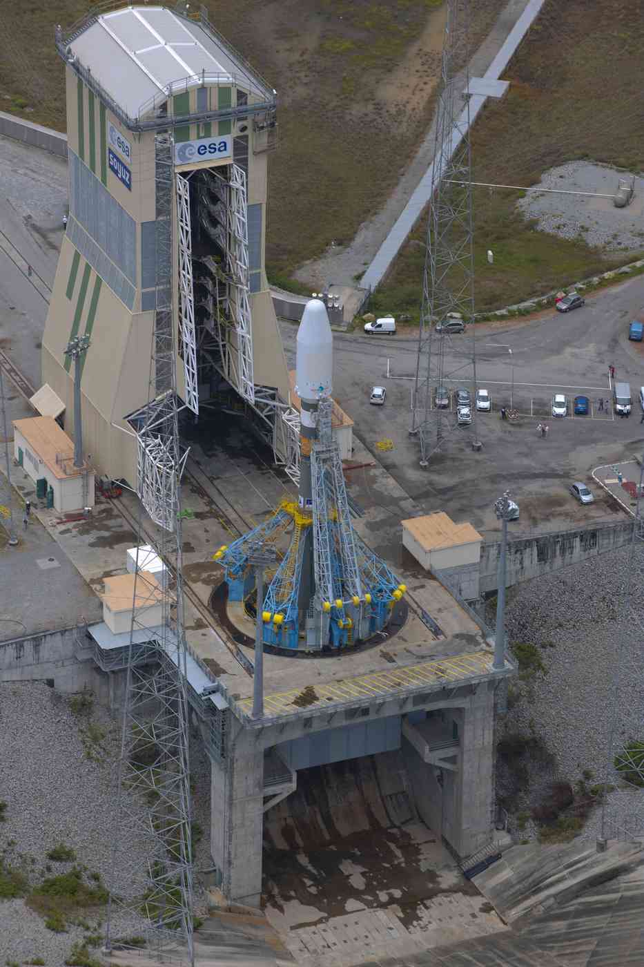 Российская ракета-носитель «Союз СТ-Б» с разгонным блоком «Фрегат-МТ» и спутниками навигационной системы «Галилео» на стартовой площадке Гвианского космического центра