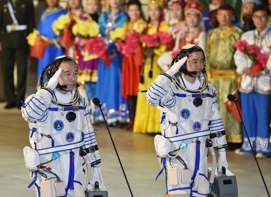 Экипаж космического корабля «Шэньчжоу-11», который стартовал 16 сентября 2016 г. – командир Цзин Хайпэн и бортинженер Чэнь Дун