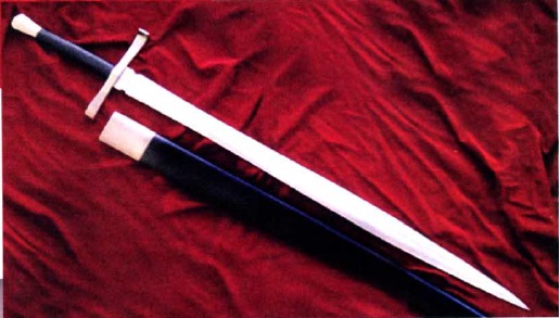 готический меч, двуручный меч, холодное оружие