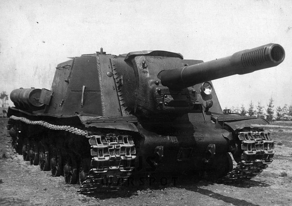 Типичная ИСУ-152 выпуска весны-лета 1944 года. В июне запасные траки перенесли на лобовую часть корпуса, правда, не на всех машинах сразу