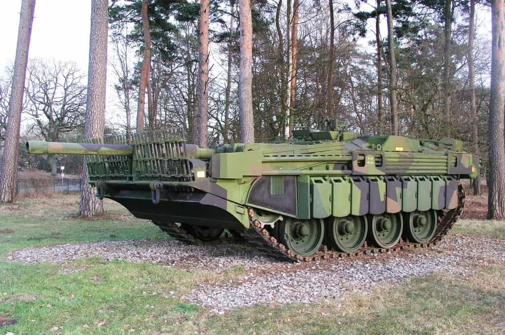 танк Strv-103, мотопехота, бронетранспортеры