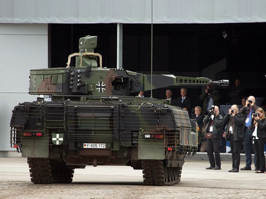 БМП Puma во время церемонии передачи германскому Бундесверу первых серийных машин этого типа