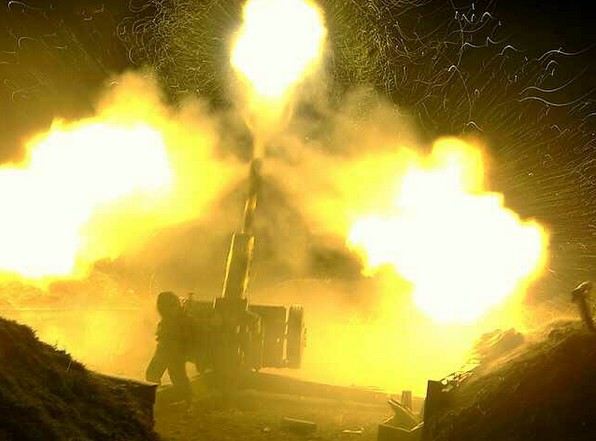 Сирийские артиллеристы ведут огонь из Д-30