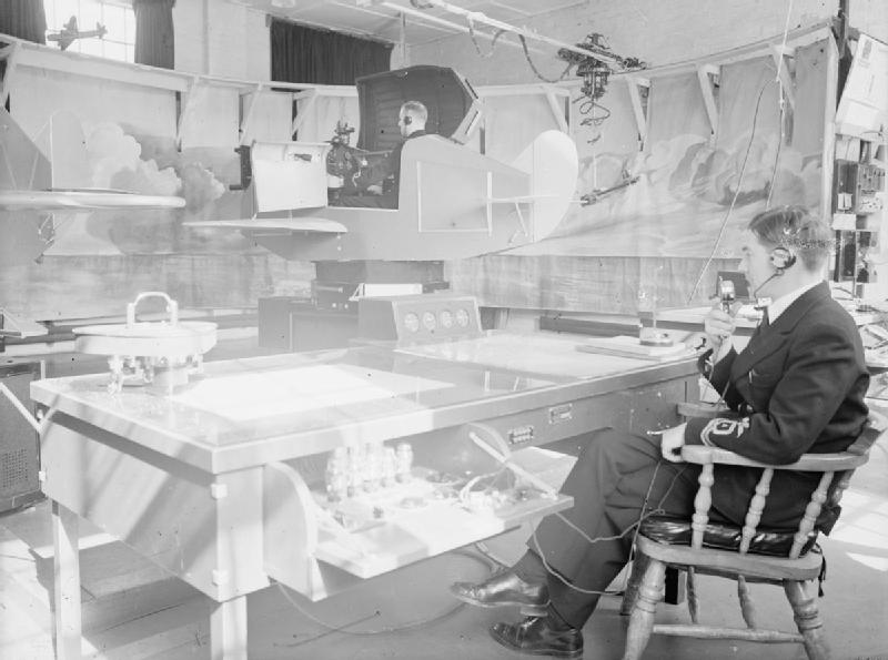 Link Trainer во время его использования на станции Британской авиации и флота в 1943 году