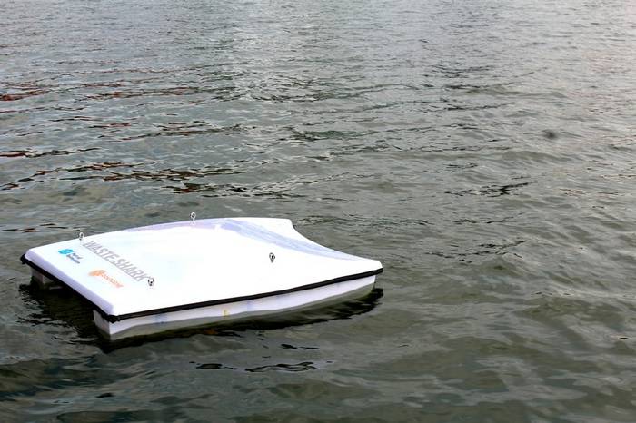 Компания RanMarine разработала и изготовила плавающего робота под названием WasteShark