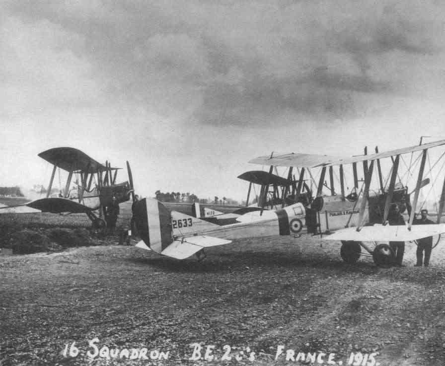 Самолеты RAF В.Е.2с из 16-й эскадрильи RFC на аэродроме во Франции, 1915 г. Они оставались на вооружении этой постоянно участвовавшей в боевых действиях эскадрильи до мая 1917 г. 