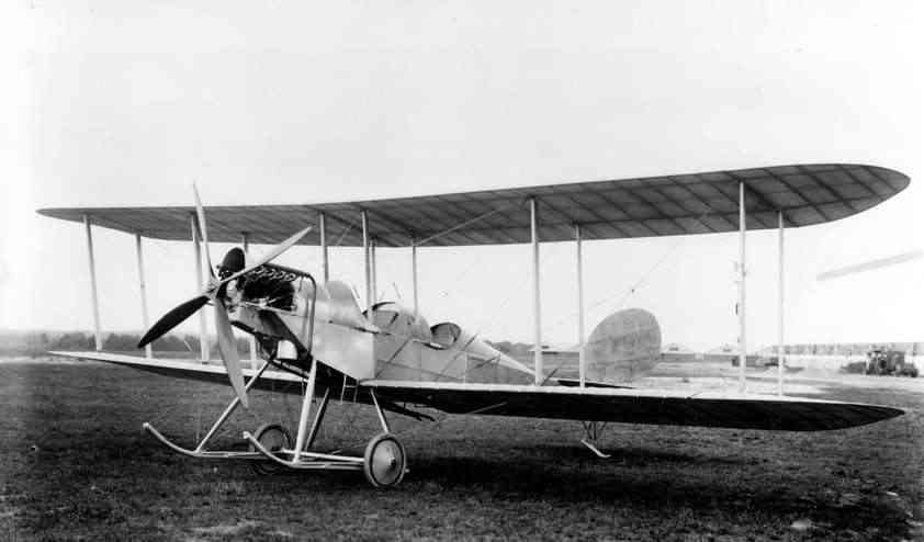 Серийный аэроплан RAF B.E.2а на аэродроме фирмы