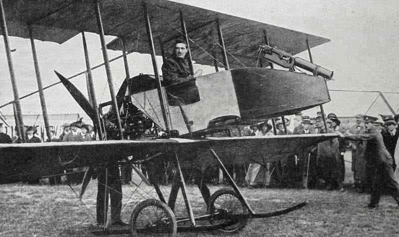 На аэроплане RAF F.E.2 типа 1911 г. в мае 1912 г. были начаты опыты с установкой на месте летчика-наблюдателя пулемета «Максим». Но первую стрельбу в полете провели только 24 июля того же года