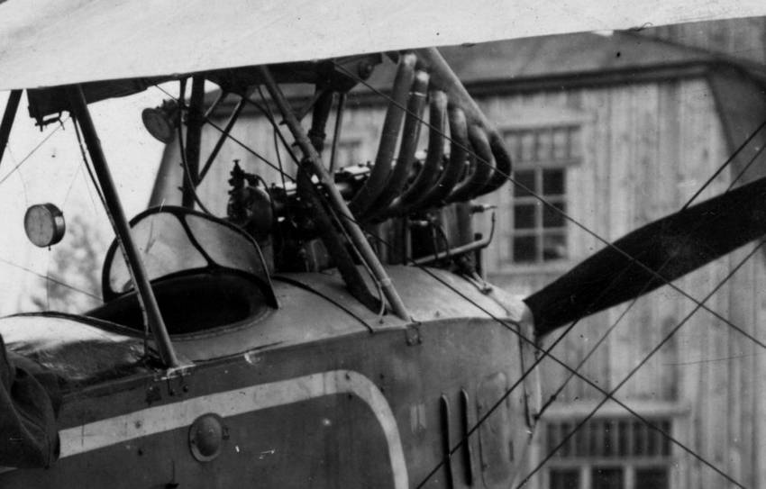 Передняя кабина (в ней сидел летнаб) и выхлопной коллектор мотора самолета Альбатрос B II
