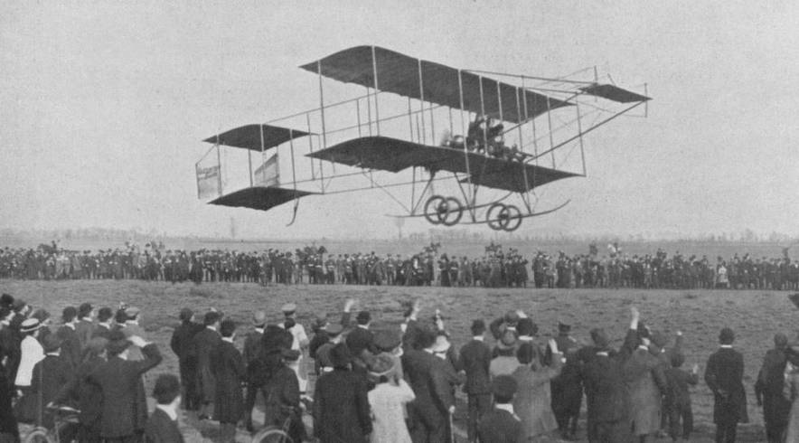 Первые немецкие военные летчики оберлейтенант Эрлер и лейтенант Вальтер Макентун выполняют полет на аэроплане Альбатрос MZ 1 – 1911 г. 