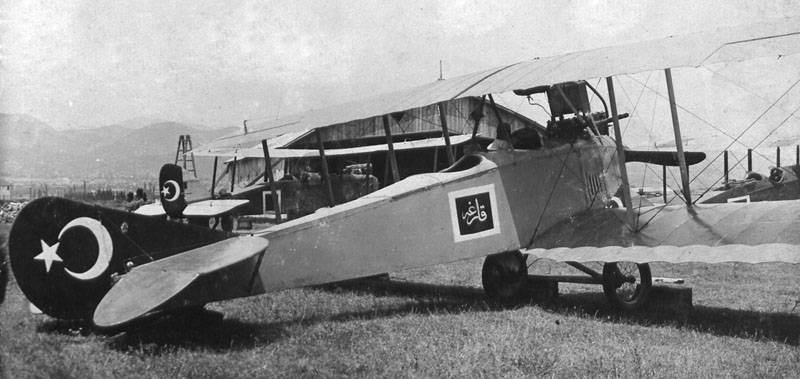Самолет Авиатик В. 1 (фактически – самолет производства итальянской фирмы SAML) военной авиации Турции во время войны с Грецией в 1919-1922 г. или вскоре после ее окончания. На заднем плане – трофейный DH 9