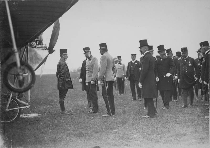 Конструктор Игнац Этрих (молодцеватый офицер слева) показывает свой аэроплан «Таубе» императору Австро-Венгрии Францу-Иосифу – аэродром Винер-Неойштадт, 1910 г.