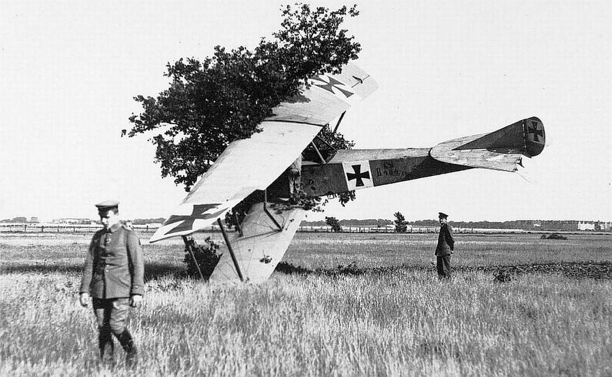 Эта авария аэроплана LVG B I произошла исключительно по оплошности немецкого пилота, который виновато бредет от места столь неудачной посадки