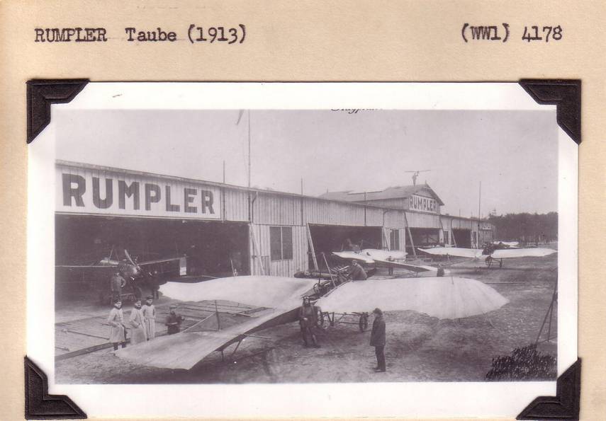 Самолет «Таубе» у цехов и ангаров завода фирмы «Румплер»