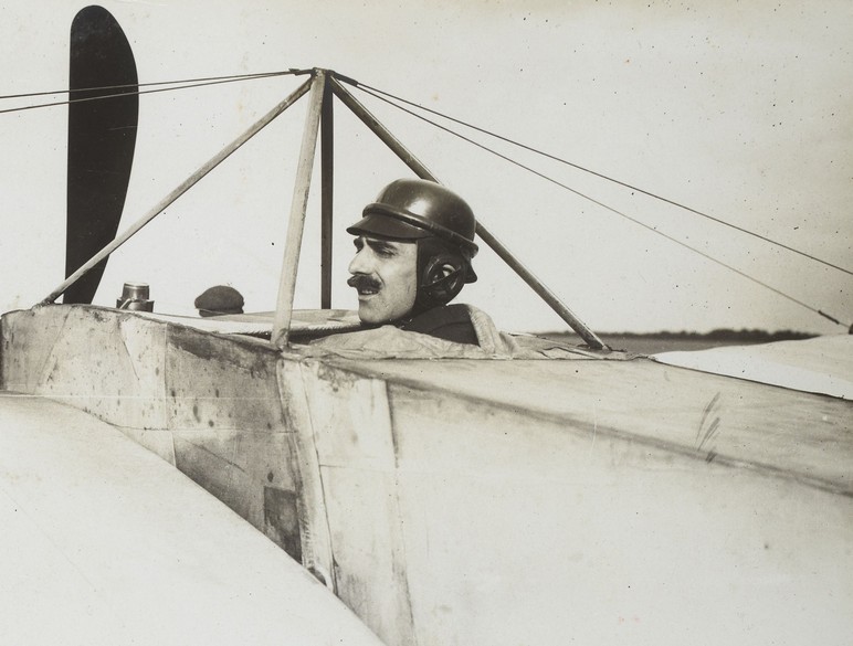 Авиаконструктор и основатель знаменитой самолетостроительной фирмы Эдуард Ньюпор в кабине одного из своих аэропланов – 22 сентября 1910 г.