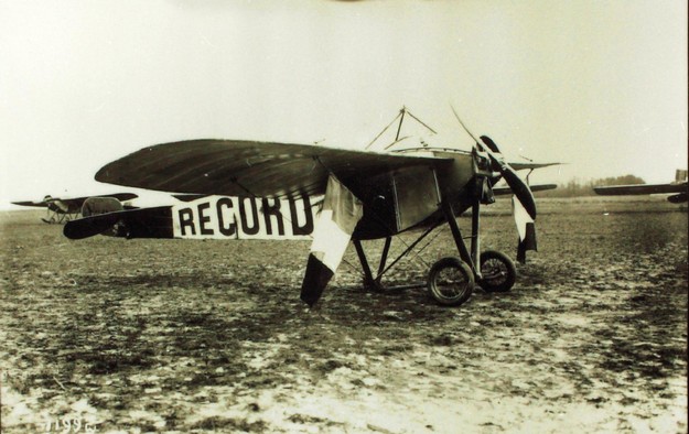 Моноплан Ньюпор II.G, на котором пилот Эммануэль Гелен выиграл кубок Мишелин и установив мировой рекорд, пройдя расстояние 1252,8 км за 14 ч 7 мин. в несколько этапов. Гонка завершилась 31 октября 1911 г.