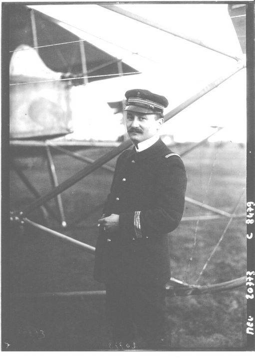 Капитан-лейтенант Пьер Калья у самолета Фарман M.F.VII