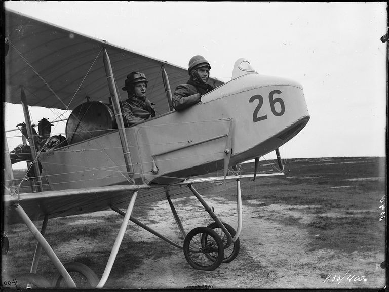 Военные летчики в кабине самолета Фарман H.F. XXII. На фото хорошо видны характерные опоры шасси этой модели самолета 