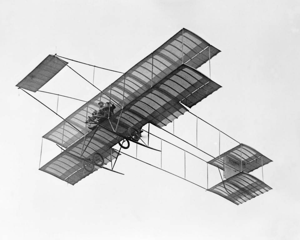 Луи Пульман совершает полет с пассажиркой на аэроплане Фарман III на воздухоплавательном празднике на Поле Домингеса в Лос-Анжелесе в Калифорнии в январе 1910 г.